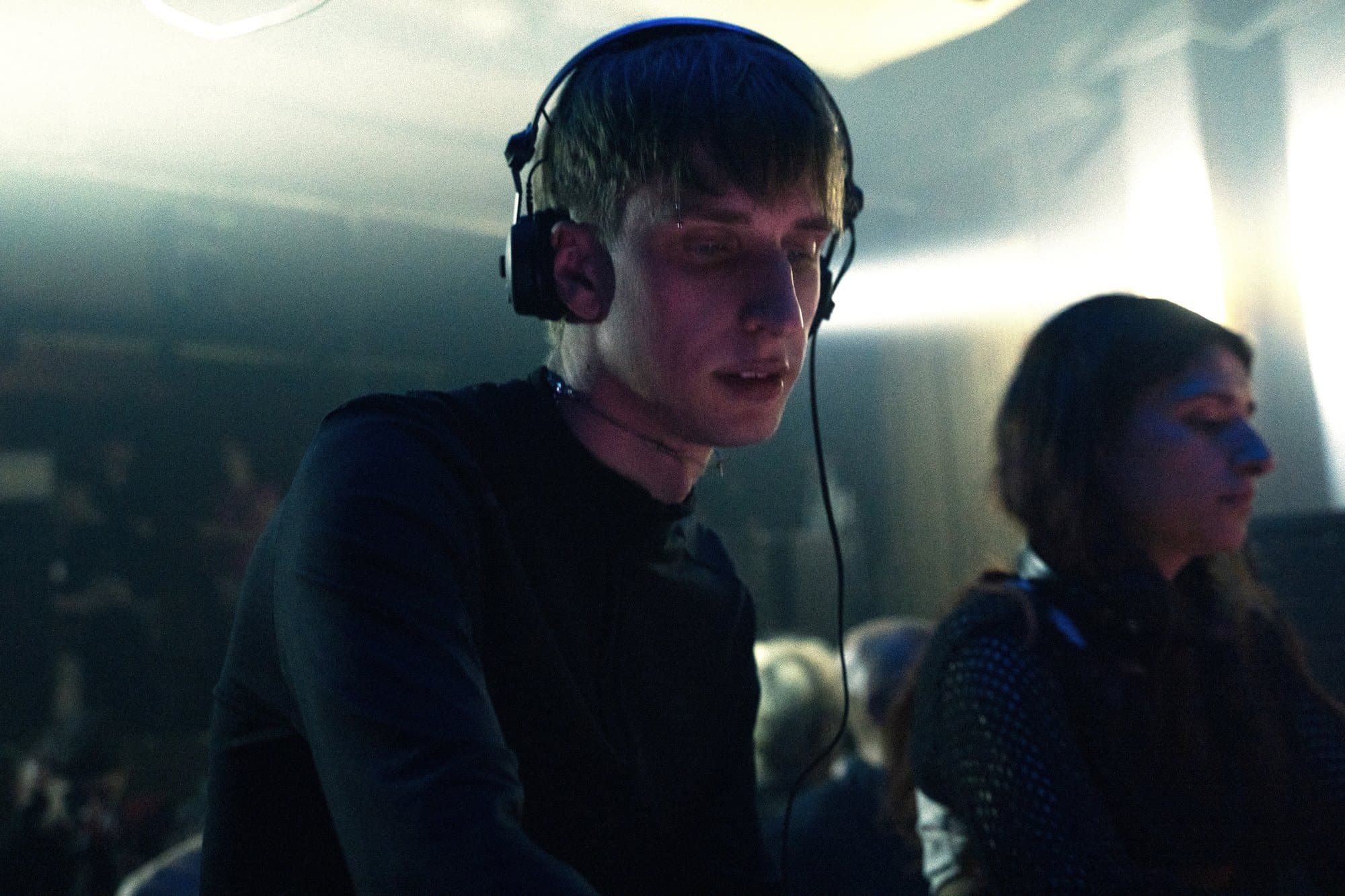 KAIF en cabina con auriculares, luz azul