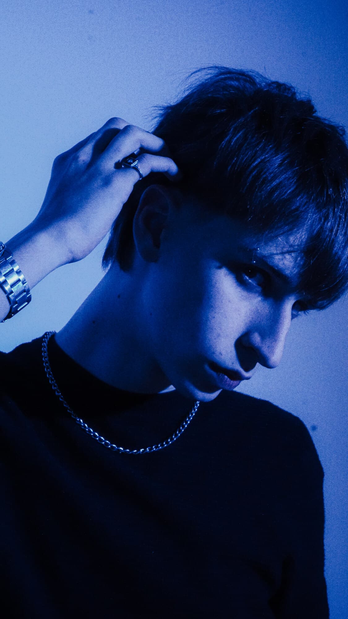 KAIF — retrato, mano en el pelo